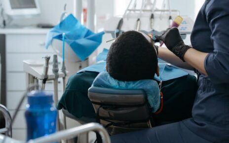 Pielęgnacja implantów zębowych