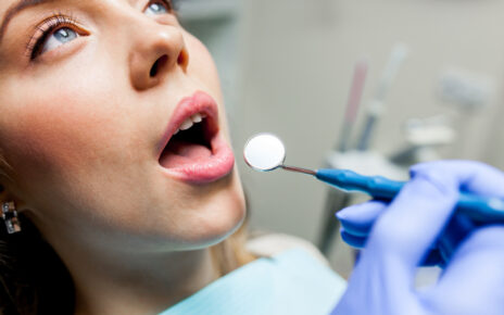 Czy każda niemiecka kasa chorych refunduje leczenie zębów w Polsce?