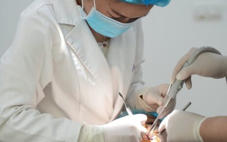 Ile trzeba czekać z implantem po usunięciu zęba?