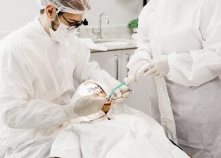 Ile trwa każdy etap zakładania implantów zębowych?