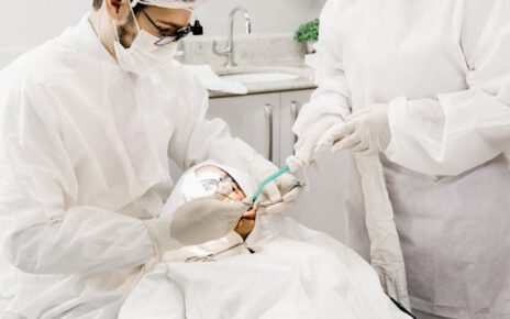 Ile trwa każdy etap zakładania implantów zębowych?