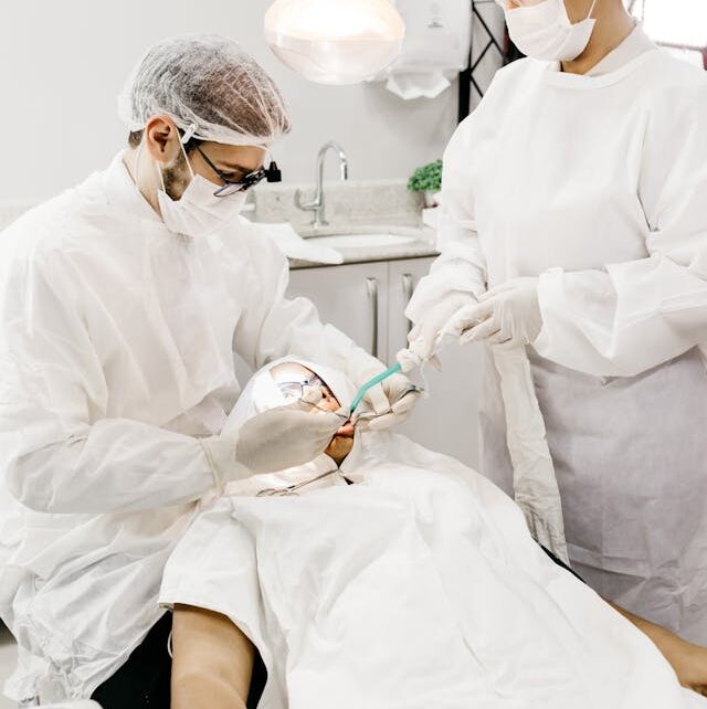 Ile trwa każdy etap zakładania implantów zębowych?