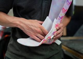 Jakie są zalety ortez na opadającą stopę z włókna węglowego?