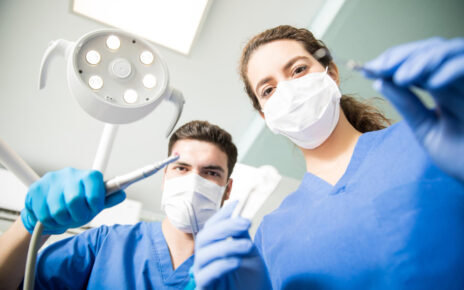 Proteza na implantach - dla kogo jest najlepszym rozwiązaniem?