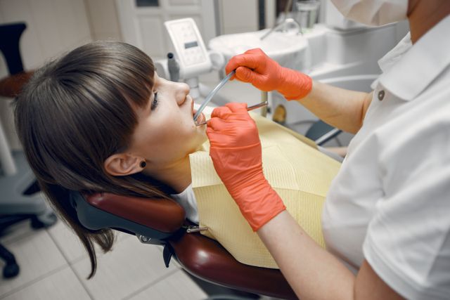 Jak dentysta diagnozuje przyczynę krwawiących dziąseł?