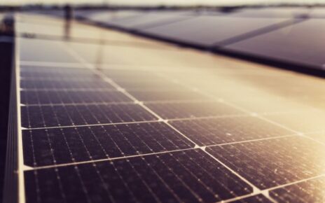 Jak ustawić magazyn energii, żeby jak najmniej prądu oddawać do sieci?