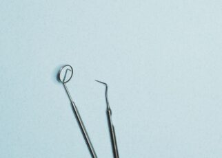 Kiedy stosuje się odbudowę ubytku zamiast preparatów na nadwrażliwość?